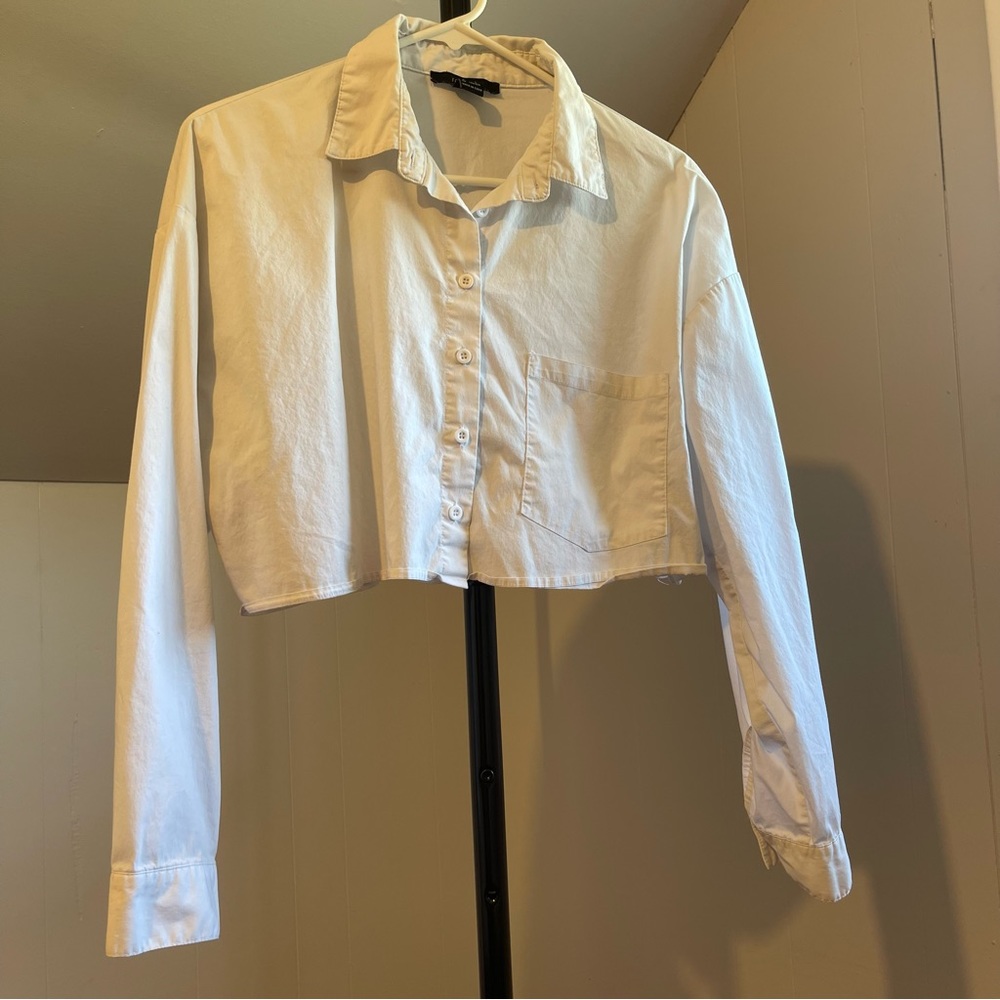 Women’s cropped button up shirt
